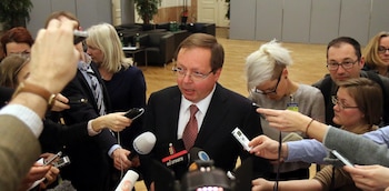 Andrei Kelin habla en el palacio de Hofburg en Viena, Austria, el 20 de marzo de 2014. (AP Foto/Ronald Zak, archivo)