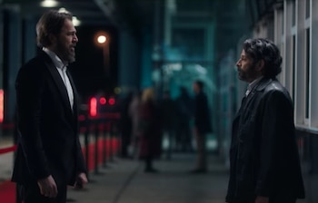 Ali Riza (Selim Erdogan) espera