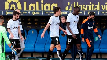 El entrenador del Valencia dio detalles de lo que pasó en el vestuario tras el escándalo de racismo ante el Cádiz