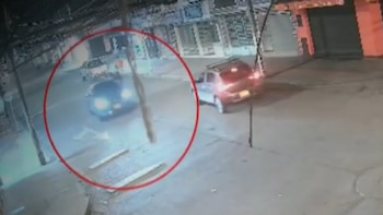 Un intento de robo de vehículo en la localidad de Engativá, en horas de la noche del 13 de abril de 2026, en el barrio Bosque Popular de Bogotá, terminó con el propietario lesionado y daños materiales, luego de que el delincuente al volante emprendiera una peligrosa huida por las calles - crédito captura de pantalla Citytv