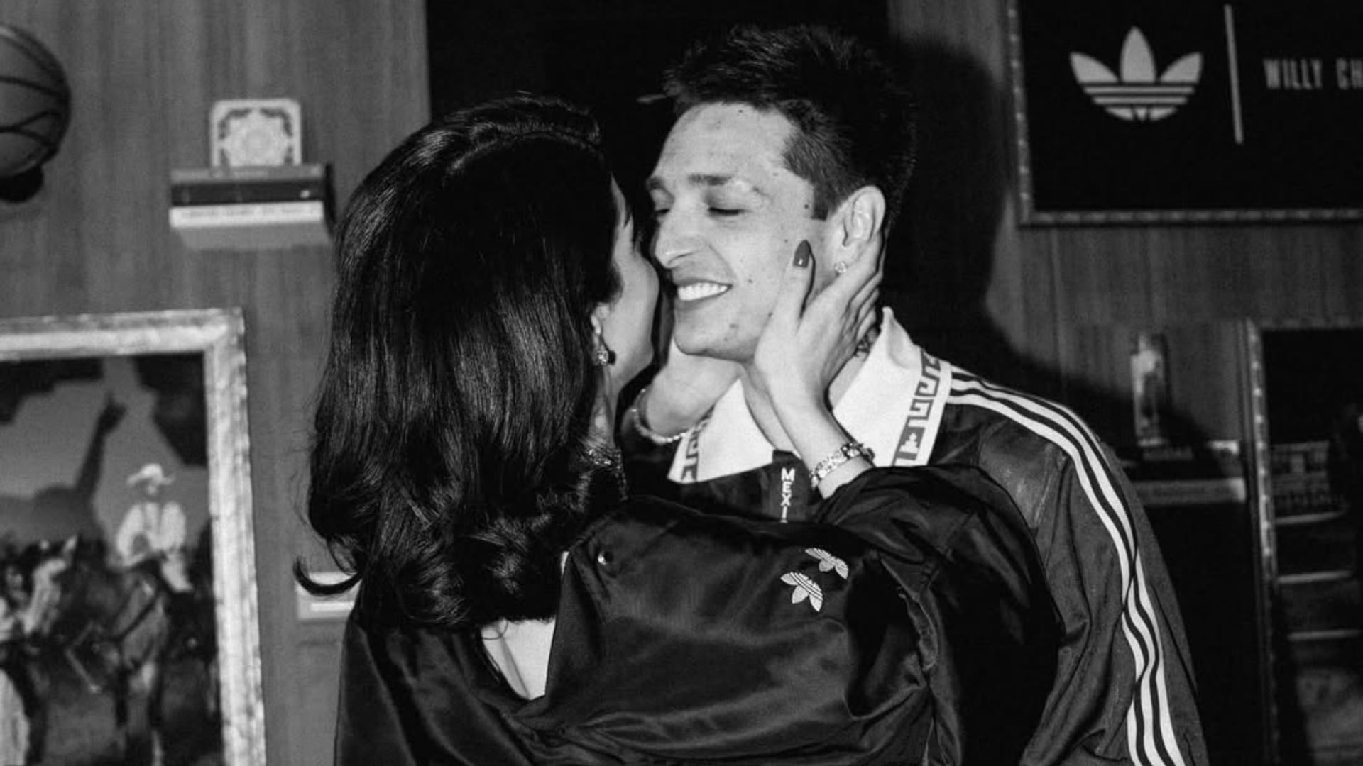 El breve clip difundido en TikTok capturó la emoción genuina del fan al conversar con Kenia Os gracias a Peso Pluma.(Instagram/ @pesopluma)