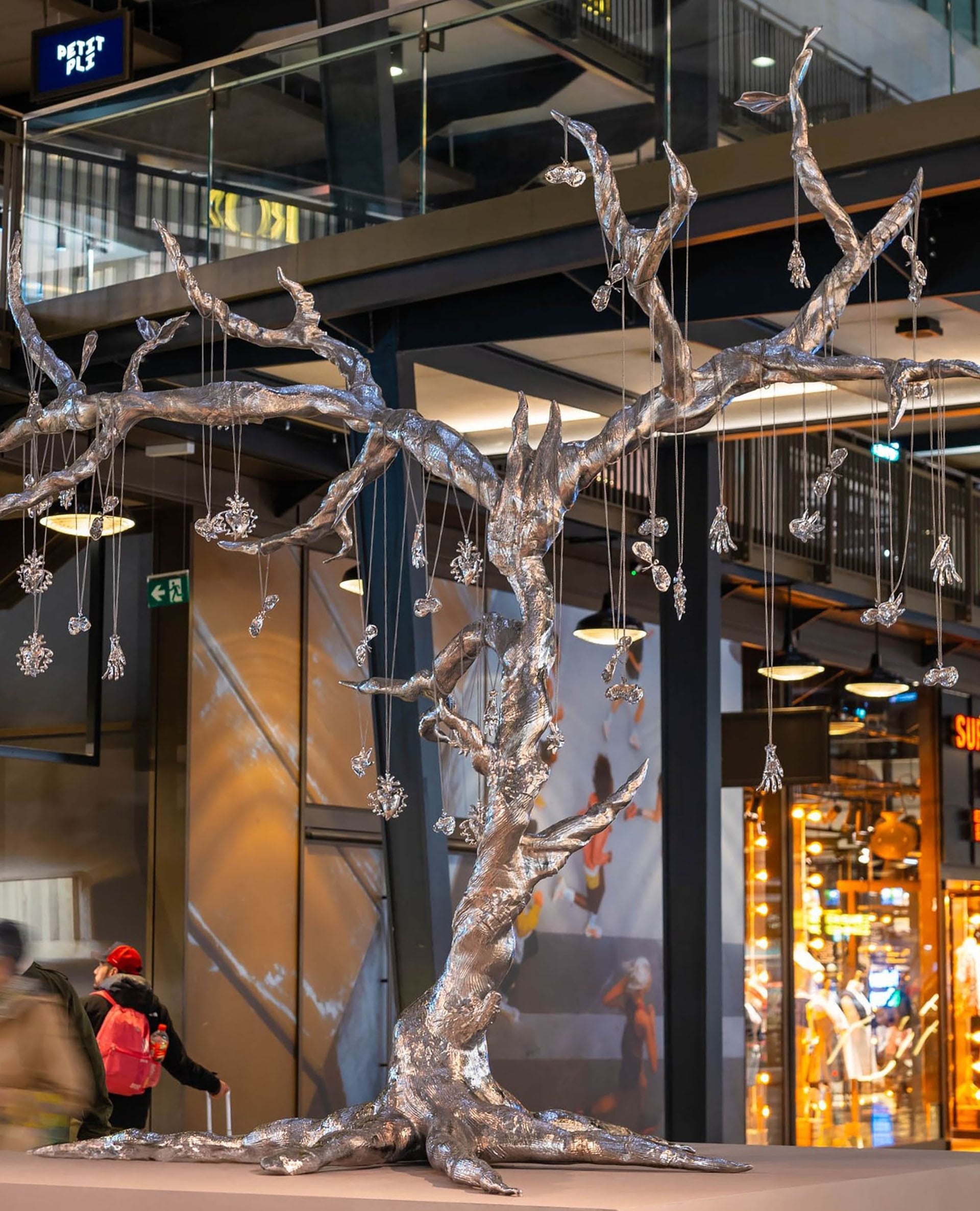 La artista Charlotte Colbert elige el acero reflectante para sus esculturas, creando un efecto visual que integra el arte con el entorno urbano de Nueva York (@colbertcharlotte)