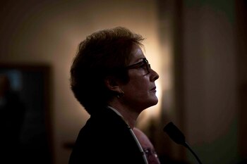 Marie Yovanovitch, ex-embajadora en Ucrania, testificó ante el Comité de Inteligencia de la Cámara de Representantes el viernes (Doug Mills/The New York Times)