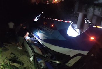 Las autoridades del departamento del Cesar adelantan labores de rescate en el municipio de Aguachica tras la caída de un bus desde un puente - crédito X