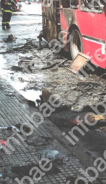 Fuego, cenizas y una condena millonaria: el colectivo que se prendió fuego en Flores y destruyó un puesto de diarios