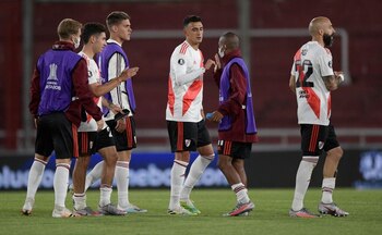 Foto de archivo de jugadore de River Plate al concluir un partido de Copa Libertadores. Estadio Libertadores de América, 20 de octubre de 2020.
Pool via REUTERS/Juan Mabromata