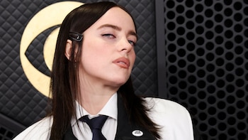 Billie Eilish volvió a ser blanco de críticas tras resurgir un video en el que tilda de “flojos” a los padres que mandan a sus hijos a la escuela
