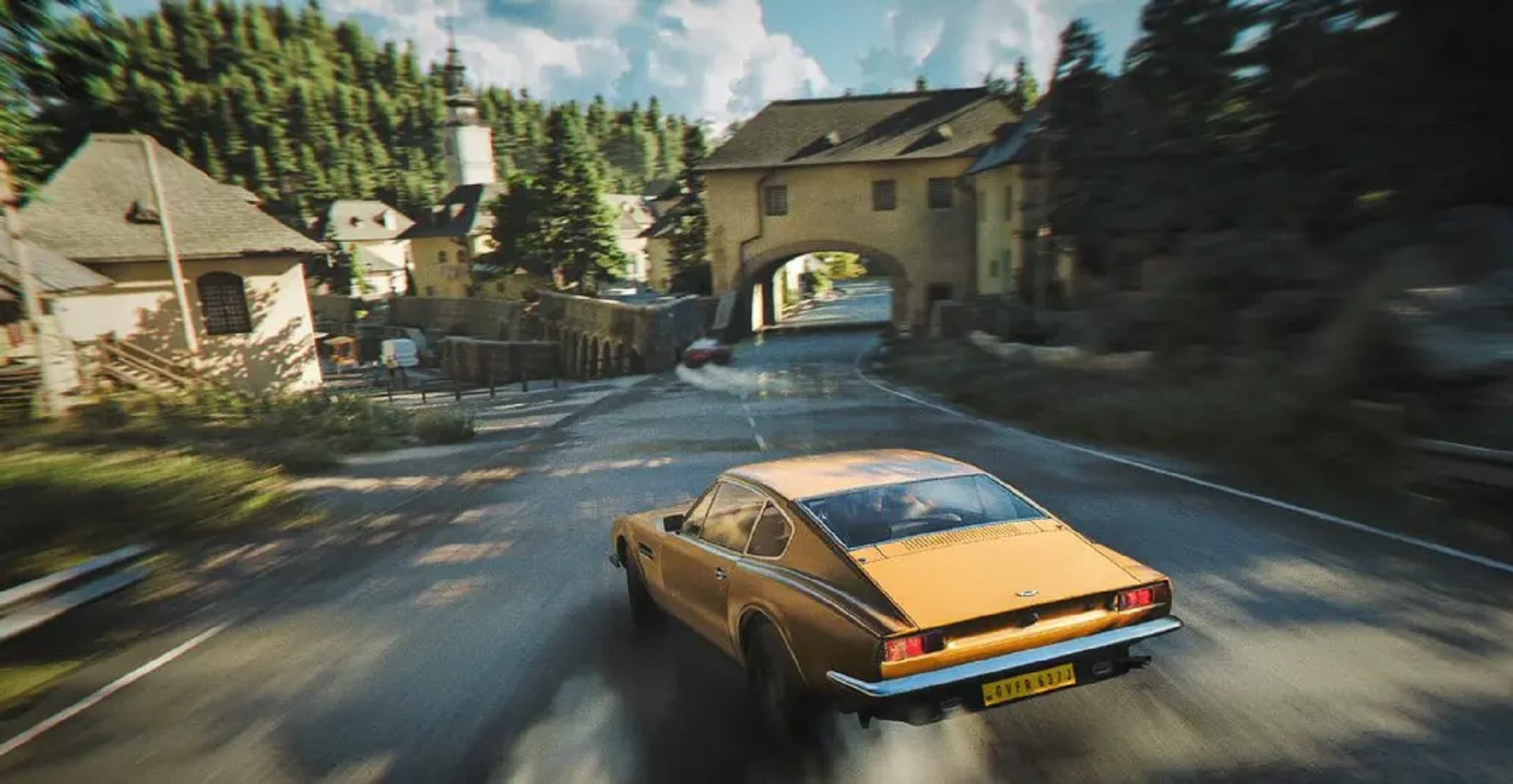 En una captura de pantalla del videojuego, un auto derrapa por un camino que atraviesa una aldea en el bosque. First Light se siente tímido, como si IO Interactive, el creador de Hitman, temiera dañar la delicada figura de porcelana que le entregó la familia Fleming (Crédito: The New York Times / IO Interactive)