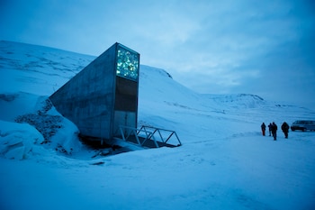 Entrada de la Bóveda Global de Semillas de Svalbard (SGSV), en una imagen tomada el 29 de febrero de 2016. EFE/Heiko Junge