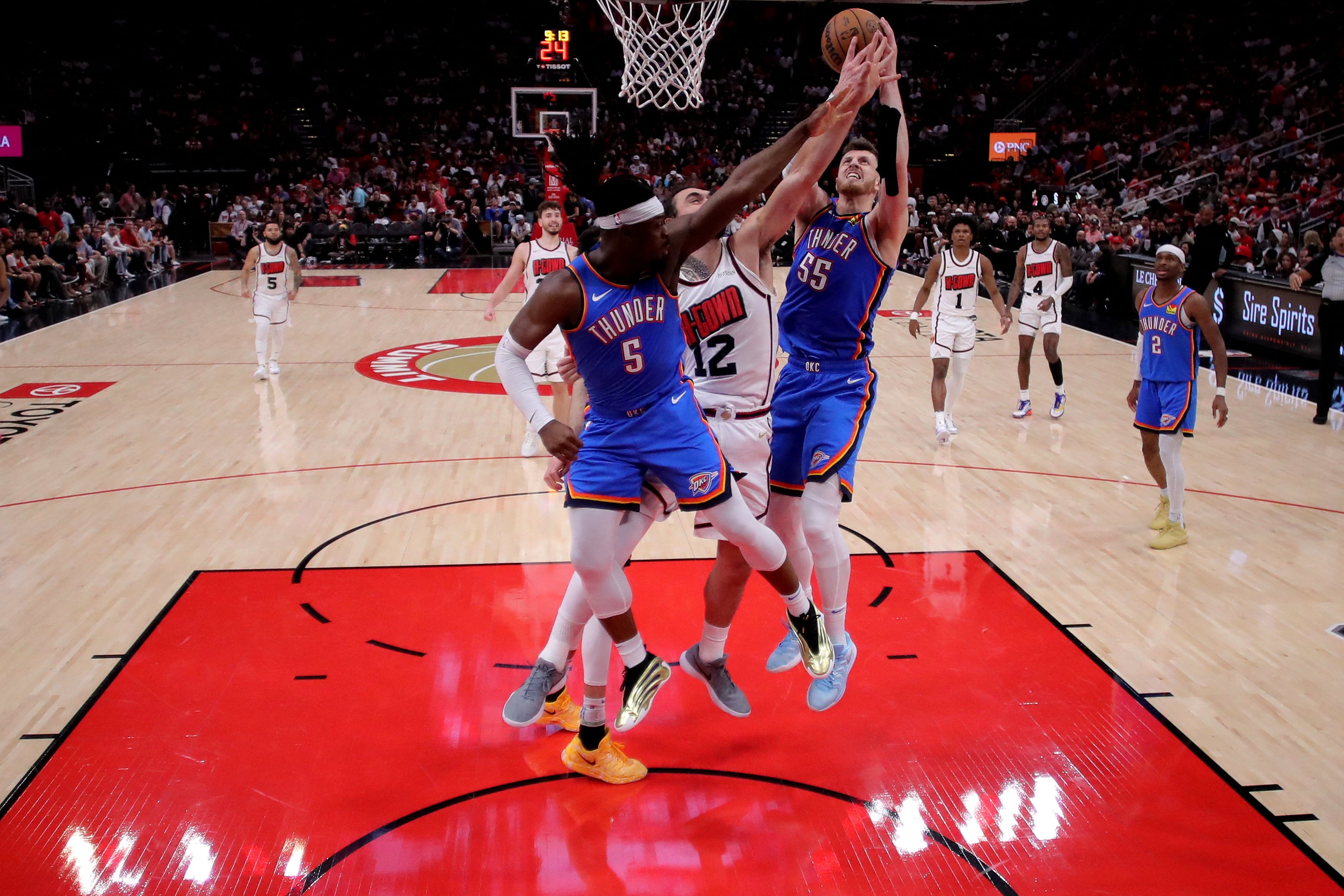 Oklahoma City Thunder y Houston Rockets abrirán una nueva temporada de la NBA (Credit: Erik Williams-Imagn Images)