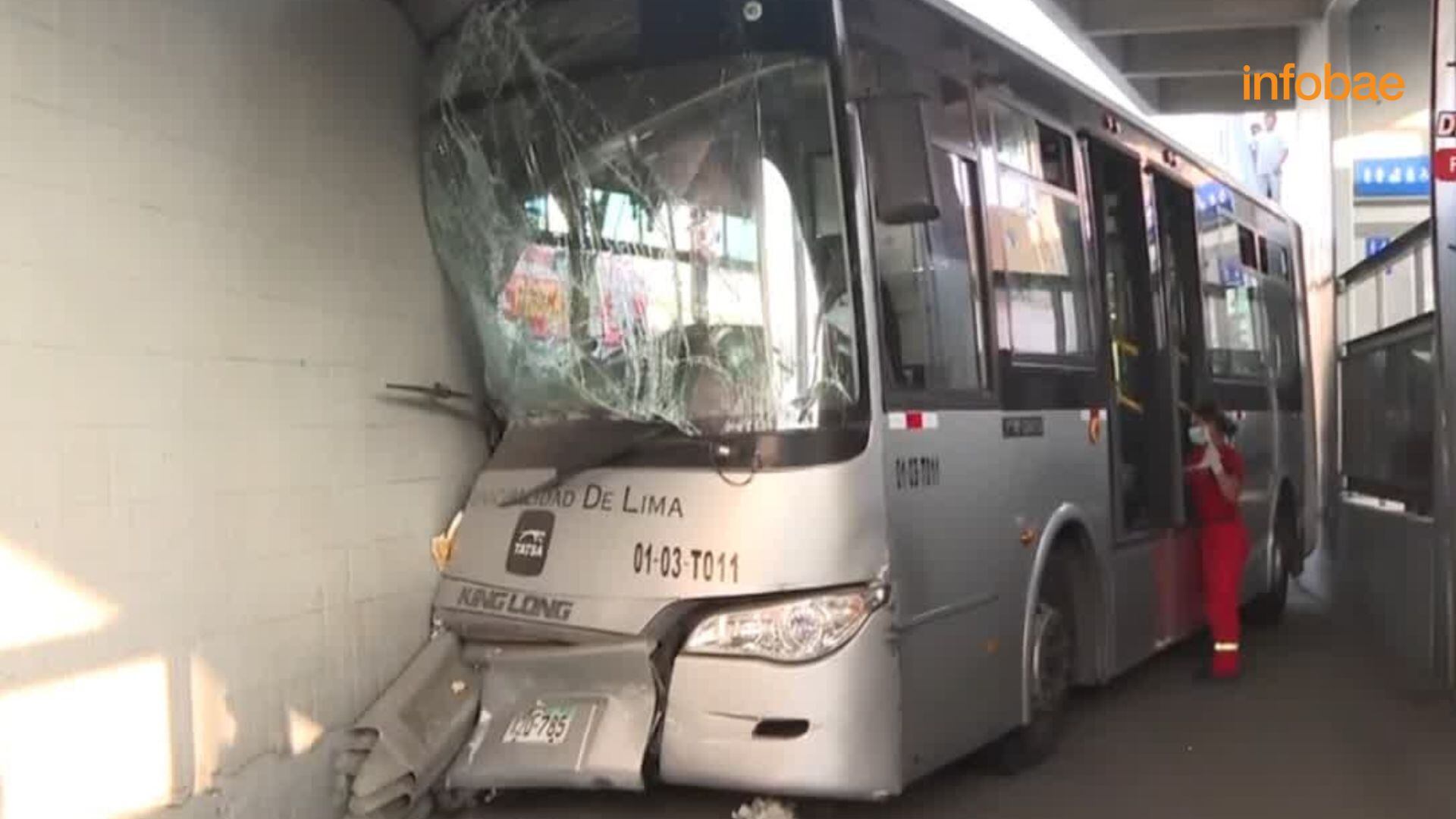 El bus del Metropolitano impactó la base de un puente en la estación México, causando caos vehicular en la Vía Expresa de Lima.