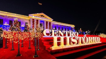 Del puesto callejero al pago digital: la transformación económica detrás de la Navidad en el Centro Histórico de San Salvador