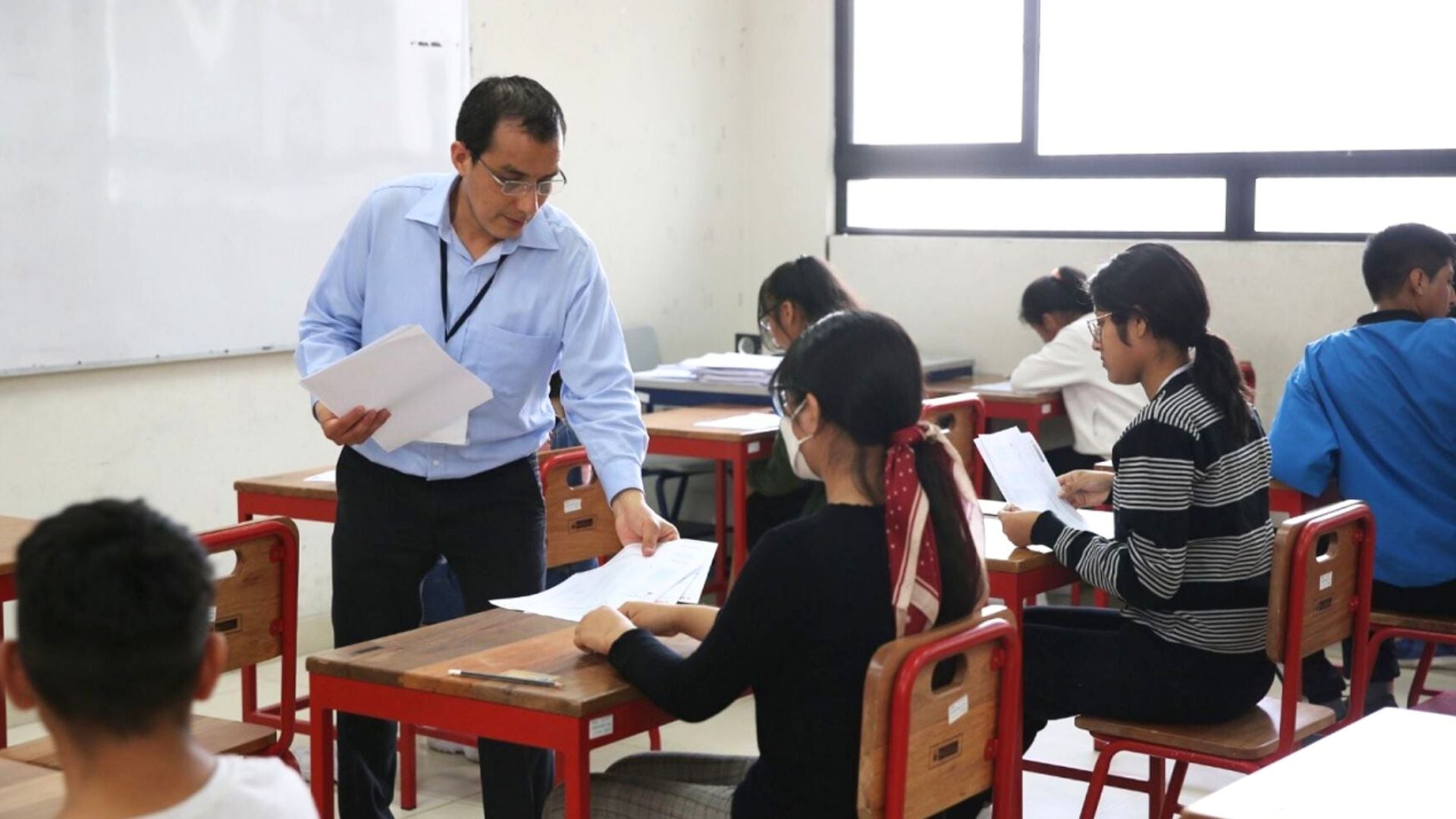 Gobierno aprueba aumento de sueldos para maestros de todo el país