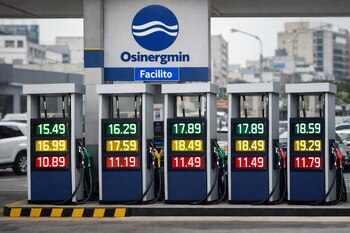 Cinco surtidores de combustible con precios digitales en una estación de servicio en Lima, Perú. Logo Osinergmin y cartel Facilito.