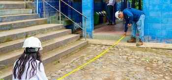 El Ministerio de Obras Públicas aporta la logística mientras que la mano de obra proviene de personas privadas de libertad./ (Dos escuelas por día)