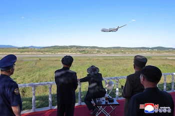 Kim Jong-un inspeccionando una prueba de un dron en un lugar no revelado de Corea del Norte (Agencia Central de Noticias de Corea/Korea News Service vía AP/Archivo)