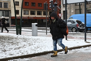 Un hombre camina por una