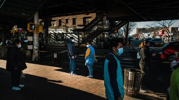Transeúntes con cubrebocas en Jackson