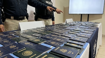 Entre los documentos decomisados se encontraban 32 pasaportes mexicanos y 62 expedidos, aparentemente, por autoridades estadounidenses. (Imagen ilustrativa potenciada con IA | Infobae México)
