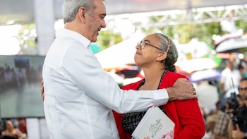 Gobierno dominicano entrega títulos de