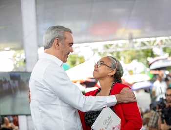 El presidente Luis Abinader entregó