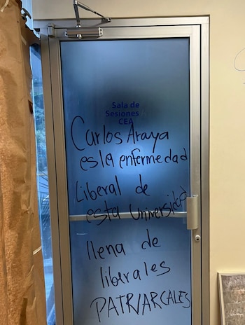 Grafittis realizados por los estudiantes dentro de las instalaciones de la Rectoría de la UCR. Fuente: CR HOY