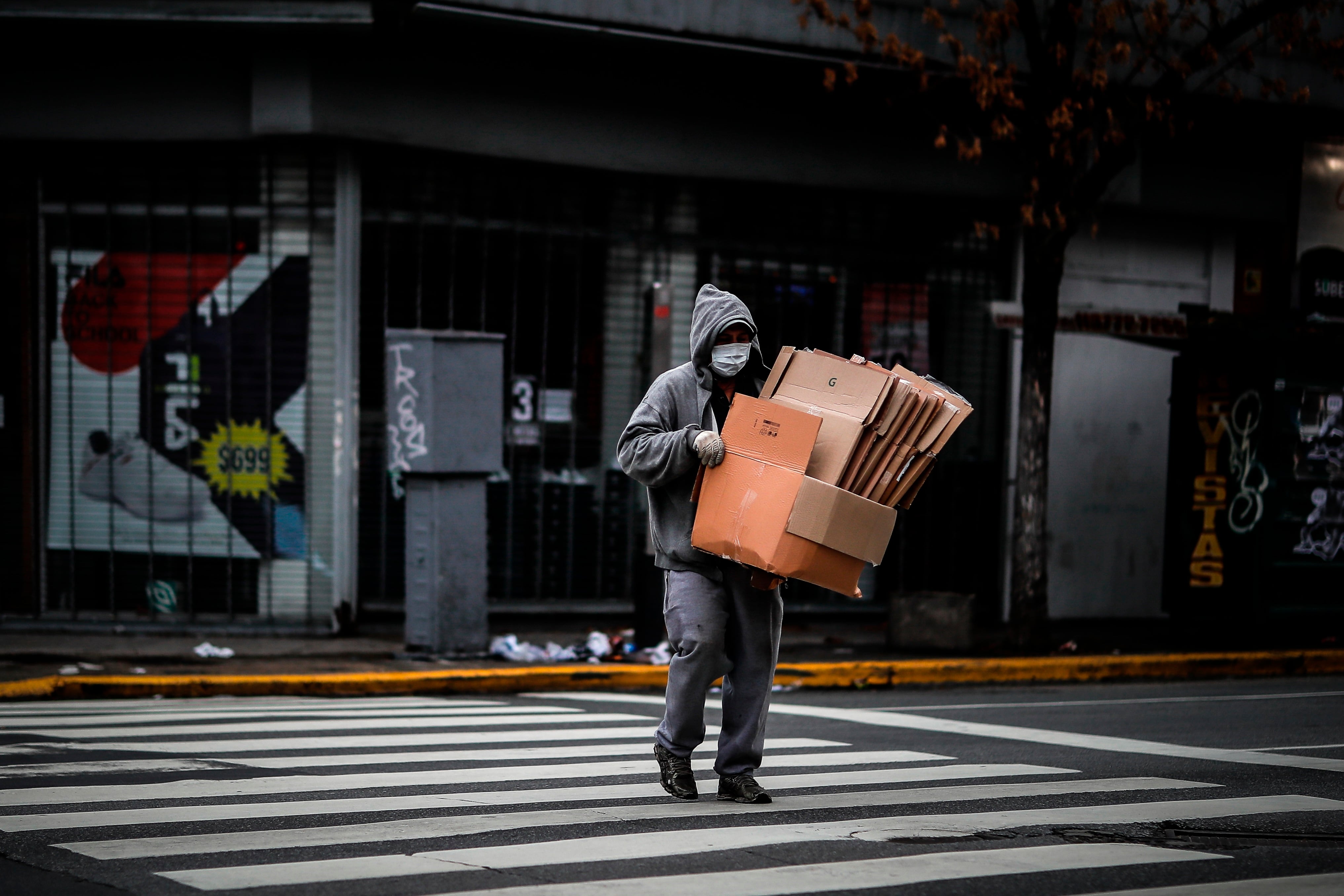 La persistente inflación en Argentina mantiene altos niveles históricos, afectando salarios y profundizando la falta de confianza en la moneda local (EFE/Juan Ignacio Roncoroni/Archivo)