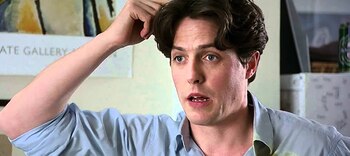 Hugh Grant es William Thacker, un modesto librero que vive en Londres. En una escena, el personaje no defiende a su novia cuando es asediada frente a su casa (Universal Pictures)