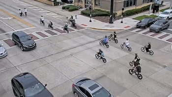 Cientos de adolescentes en bicicletas eléctricas tomaron el centro de Orlando: caos, tráfico bloqueado y cargos policiales
