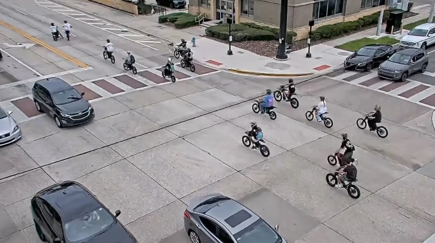 Adolescentes en bicicletas eléctricas paralizan el centro de Orlando y fuerzan cargos policiales