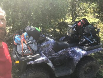 La familia recorre su propiedad