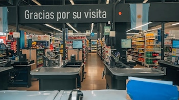 La crisis de una importante cadena de supermercados: 1.800 empleos en riesgo y promesa de pago de sueldos adeudados