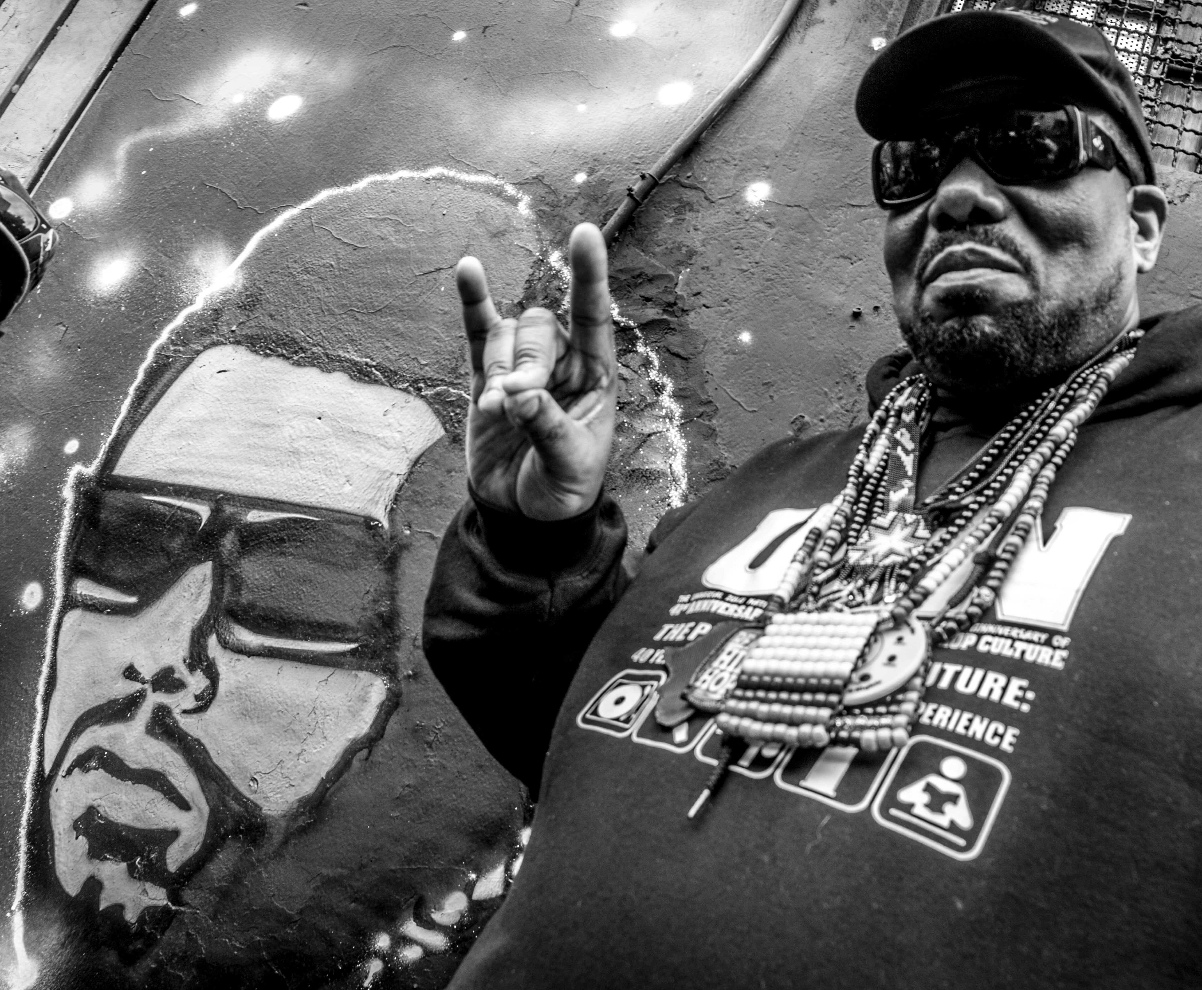 Afrika Bambaataa en Bogotá durante la cumbre mundial de Arte, Cultura y Paz en Colombia en abril del 2015 (Wikipedia)