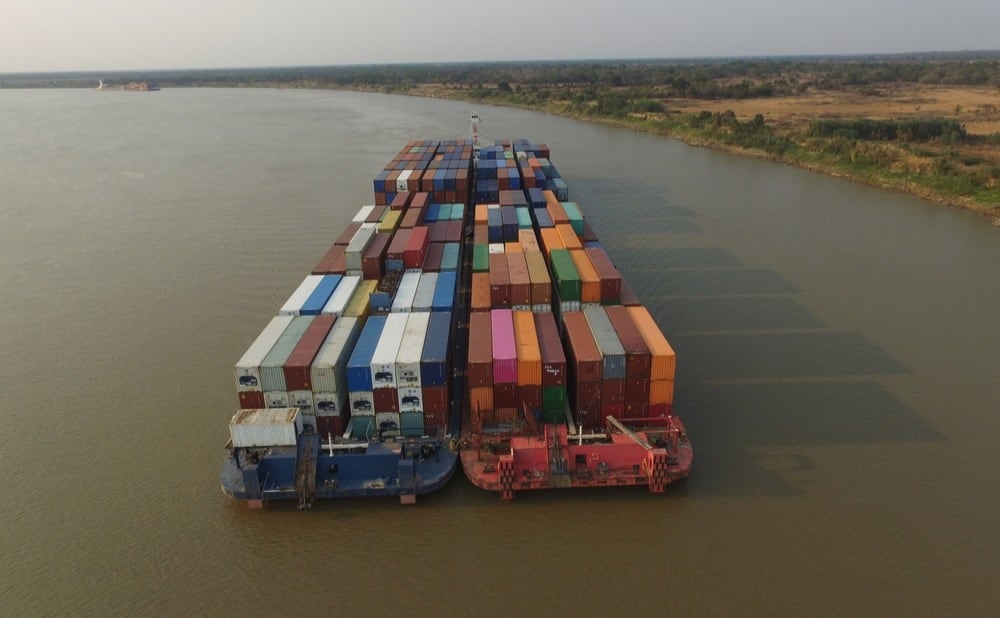 Es la vía navegable troncal más relevante del país