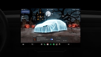 Tesla en modo Halloween: parpadean las luces del auto y emite sonidos de terror cuando alguien se acerca
