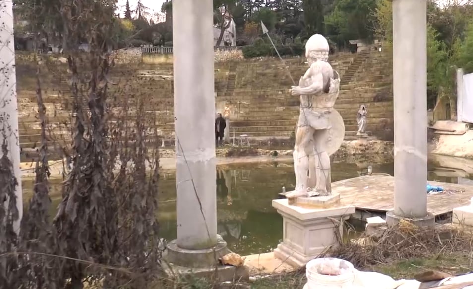 El falso Anfiteatro de Beric fue presentado como ligado a Julio César y Cleopatra y atrajo turistas que pagaban hasta USD 46 (Captura de video)