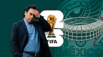 Hombre de traje con mano en la frente, rostro preocupado. A su derecha, trofeo Copa Mundial FIFA, el número '23', y el Estadio Azteca con 'MÉXICO' al pie.