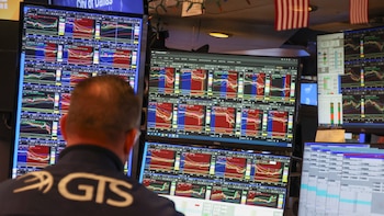 Mercados: suben las acciones argentinas y el riesgo país cae a un mínimo de dos meses