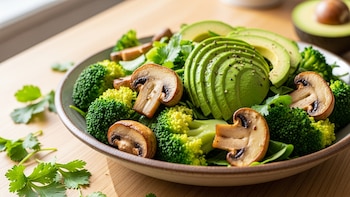 Ensalada de champiñones con brócoli y aguacate: receta saludable, fresca y llena de energía natural