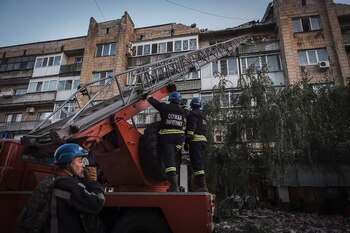 Ascendió a siete el número de muertos y a 57 los heridos tras más reciente ataque de Rusia a Ucrania. (EFE/Servicio Estatal de Atención de Emergencias de Ucrania)