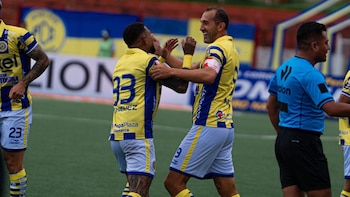 Hernán Barcos celebrando su primera