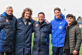 Damián Troncoso, ex DT de Andrés Vombergar, con el delantero y Ruben Insua