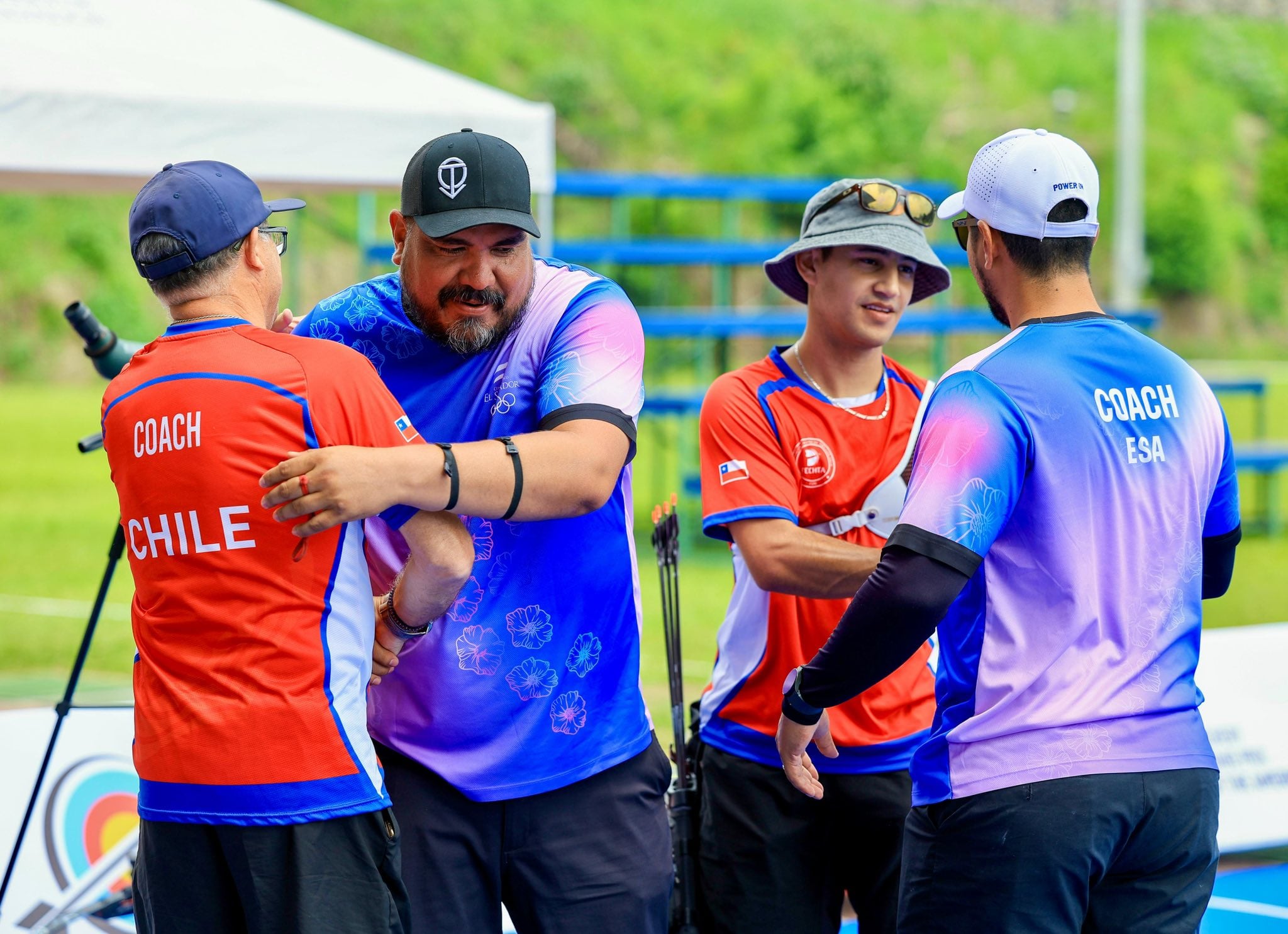 El equipo salvadoreño de tiro con arco clasifica cinco plazas para los Juegos de Santo Domingo 2026 y sigue buscando cupos en recurvo y compuesto. (Foto cortesía INDES)