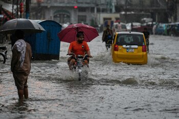 Conductores manejan por una calle