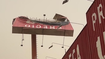 Letrero a punto de colapsar en supermercado.