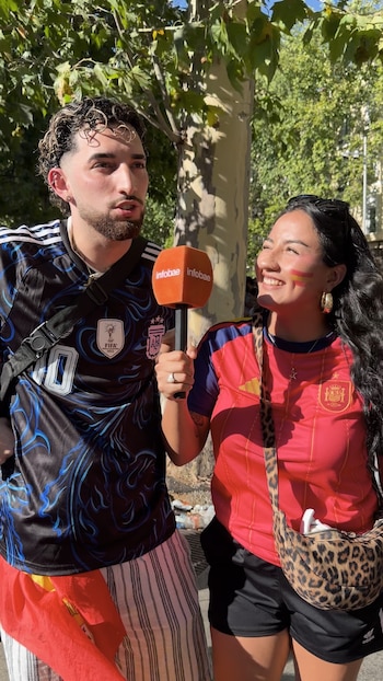 Aficionados en la Plaza de Colón antes de la final del Mundial 2026. (Paula Bastante)