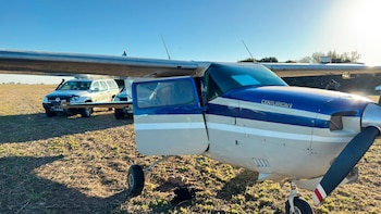 Aterrizó una avioneta con 400 kilos cocaína en una zona rural de Santa Fe: persecución y dos vehículos secuestrados