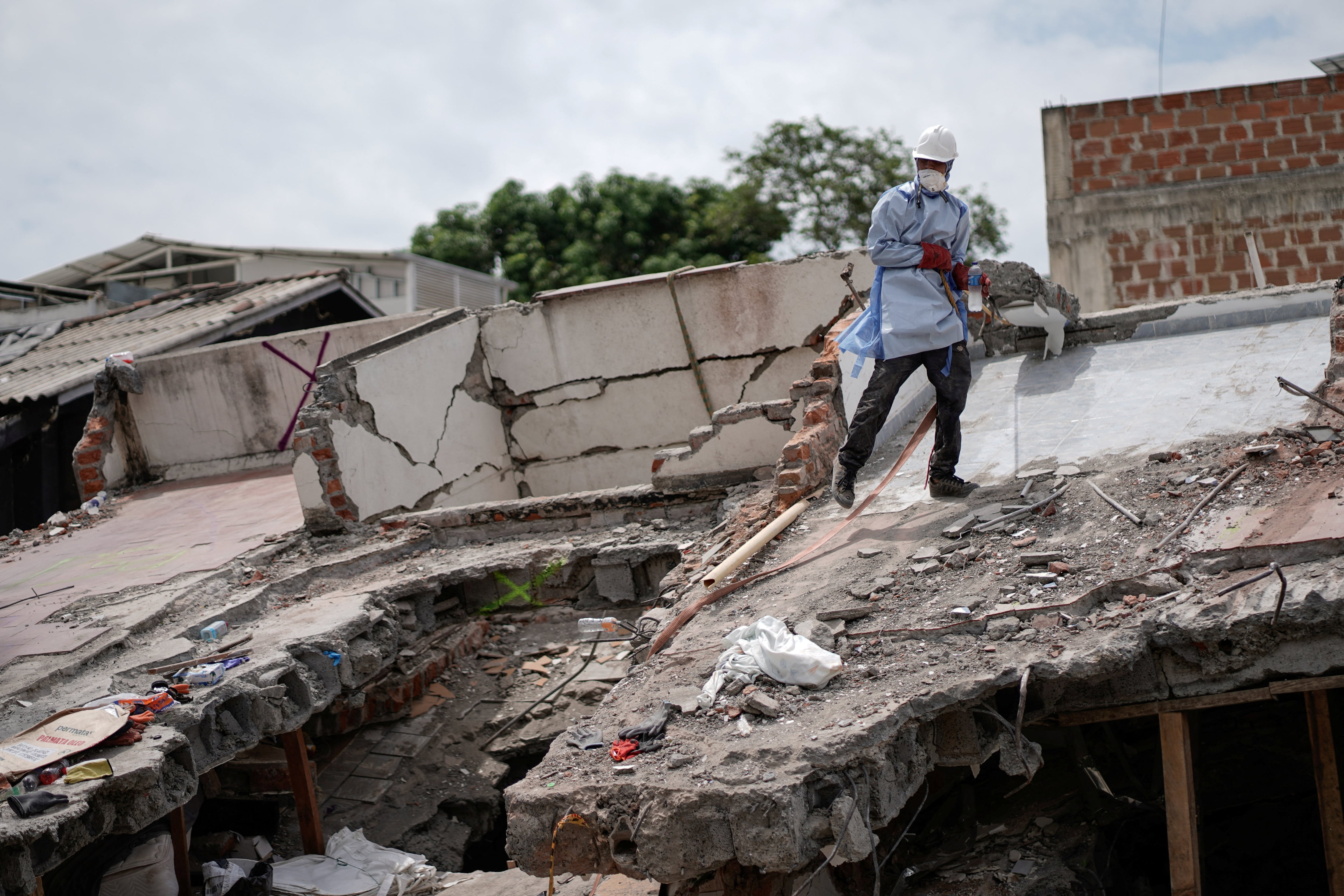 Las construcciones de 30 y 40 años fueron las más vulneradas por el sismo en Cali, en especial edificios de cuatro, cinco y seis pisos - crédito Sergio Acero/ REUTERS