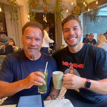 Arnold Schwarzenegger con su hijo