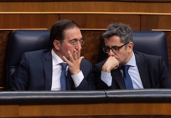 José Manuel Albares y Félix Bolaños en sus escaños en el Congreso. (Eduardo Parra/ Europa Press)